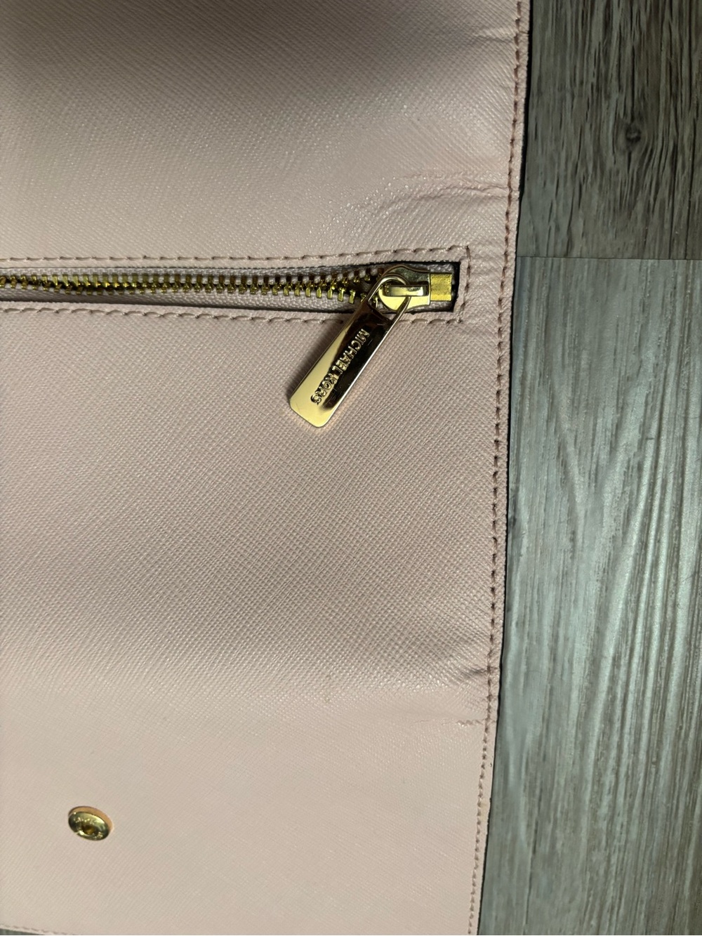 Michael Kors Pale Pink Saffiano Leather Wallet with Gold Logo - Picture 4 of 6